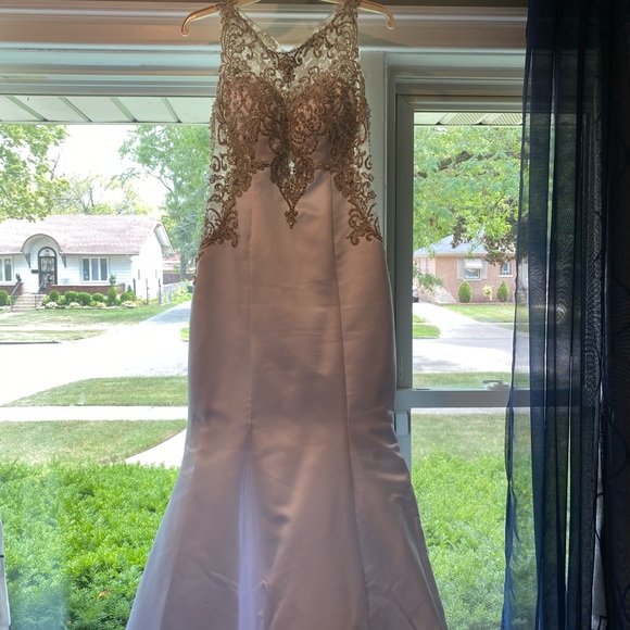 Wedding dress - Picture 2 of 10